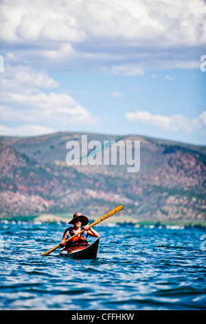 Eine Frau Paddel Holz-Kajak, Bear Lake. Stockfoto