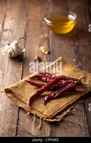 Getrocknete rote Chilischoten mit Knoblauch und Olivenöl Stockfoto