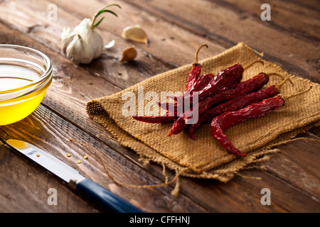 Getrocknete rote Chilischoten mit Knoblauch und Olivenöl Stockfoto