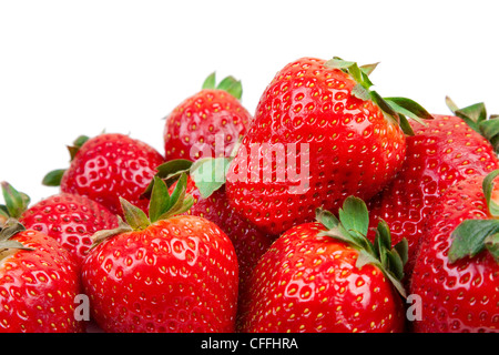 Schließen Sie einige Erdbeeren auf weißem Hintergrund. Stockfoto