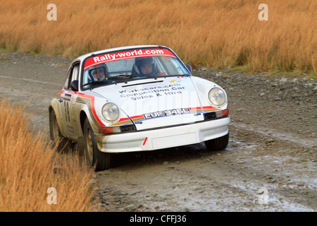 Ein Rallye-Auto auf der Pikes Peak-Bühne (Cefn Croes) während der Mid-Wales-Phasen Stockfoto