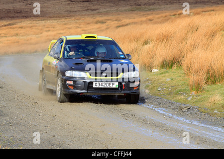 Ein Rallye-Auto auf der Pikes Peak-Bühne (Cefn Croes) während der Mid-Wales-Phasen Stockfoto