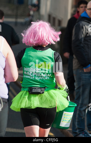 Ein MacMillan Charity Läufer beim Cambridge Halbmarathon, Cambridge, England, 2012. Stockfoto