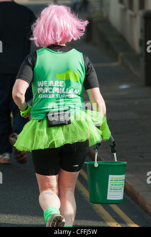 Ein MacMillan Charity Läufer beim Cambridge Halbmarathon, Cambridge, England, 2012. Stockfoto