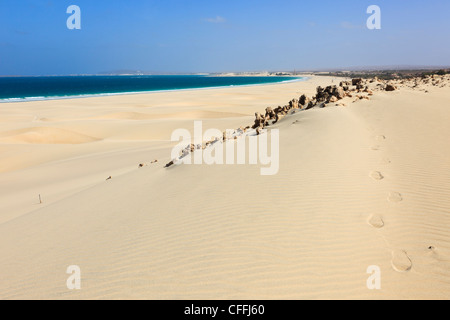 Praia de Chaves, Boa Vista, Kap Verde Inseln. Vulkangestein und Sanddünen mit Fußspuren am weißen Sandstrand Stockfoto
