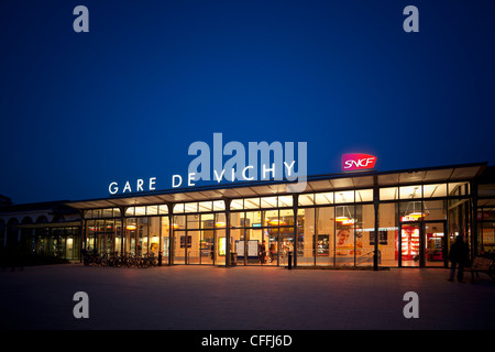 Die Vichy-Bahnhof bei Nacht (Allier - Auvergne - Frankreich). Gare SNCF de Vichy (03200) (Allier (03), Auvergne, Frankreich). Stockfoto