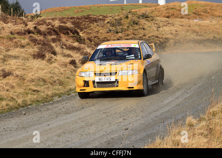 Ein Rallye-Auto auf der Pikes Peak-Bühne (Cefn Croes) während der Mid-Wales-Phasen Stockfoto