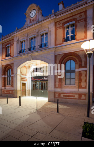 Die Vichy Bahnhof in 2009 renoviert, das Restaurant des französischen Küchenchef Pierre-Yves Lorgeoux beherbergt. Stockfoto