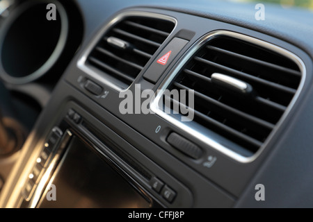 Moderne Auto Innenraum Detail. Multimedia und Air-Condition-Systeme. Flachen DOF. Stockfoto