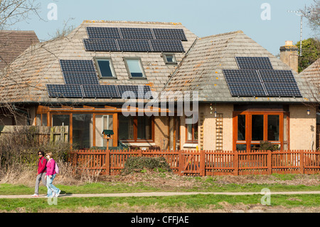 Sonnenkollektoren auf dem Dach eines Hauses am Fluss Cam in der Nähe von Cambridge. England. Stockfoto