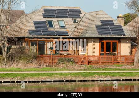 Sonnenkollektoren auf dem Dach eines Hauses am Fluss Cam in der Nähe von Cambridge. England. Stockfoto