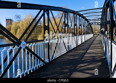 Die 19-Andresey-Fußgängerbrücke über Fluss Trent mit Turm von St. Modwen Kirche links, Burton-nach-Trent, Staffordshire, UK Stockfoto