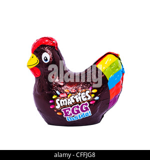 Ein Nestle Schokoladen Smarties Ostern Huhn mit Ei auf weißem Hintergrund Stockfoto