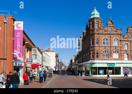 Geschäfte auf der High Street in der Nähe von dem Marktplatz und Coopers Square Shopping Centre, Burton-nach-Trent, Staffordshire, England, UK Stockfoto