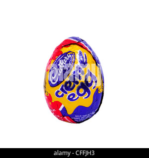 Ein Cadbury Creme Schokolade Ei Osterei auf weißem Hintergrund Stockfoto