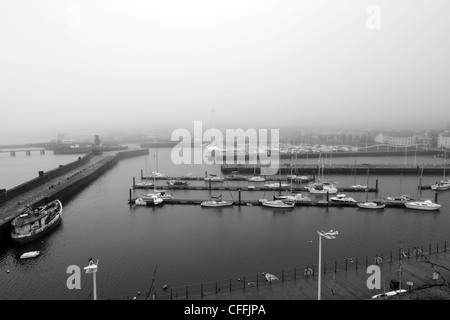 Nebligen schwarz-weiß Bild der Hafen von Whitehaven, Cumbria, England UK Stockfoto