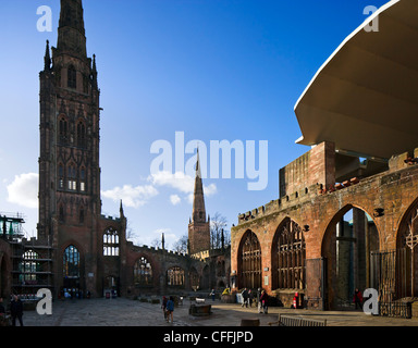 Innenraum der alten ausgebombt Kathedrale mit der neuen St.-Michael Kathedrale auf der rechten Seite, Coventry, West Midlands, England, UK Stockfoto