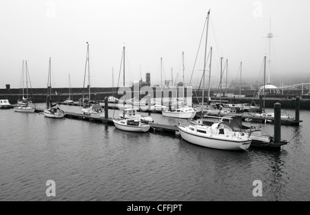 Nebligen schwarz-weiß Bild der Hafen von Whitehaven, Cumbria, England UK Stockfoto