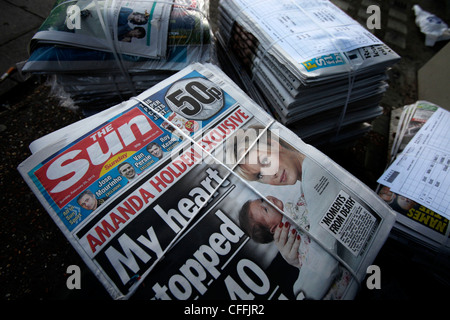 Ersten Exemplare der neuen Zeitung The Sun am Sonntag gelten neben anderen Sonntag Zeitung im Norden von London 26. Februar 2012, Stockfoto