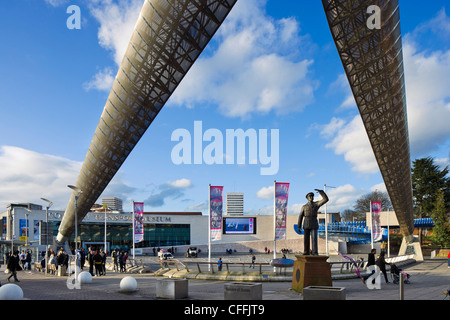 Die Coventry Transport-Museum in der Innenstadt mit Statue von Sir Frank Whittle im Vordergrund, Coventry, West Midlands, UK Stockfoto