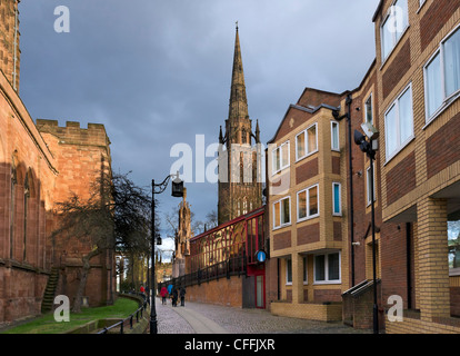 Der Turm der alten Kathedrale am späten Nachmittag mit Holy Trinity Church auf der linken Seite, Coventry, West Midlands, England, UK Stockfoto