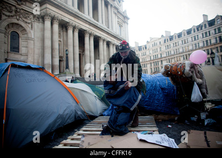 Londoner camp am frühen Morgen, Seite Saint-Paul Kathedrale Londons zu besetzen Stockfoto