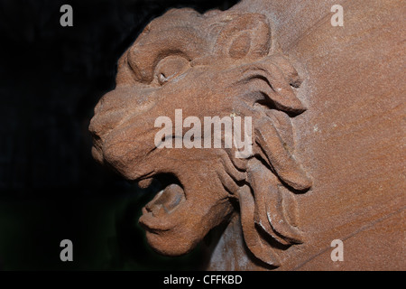 der Löwe auf Buxton Memorial in Victoria Tower Gardens London hautnah Stockfoto