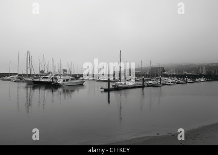 Nebligen schwarz-weiß Bild der Hafen von Whitehaven, Cumbria, England UK Stockfoto