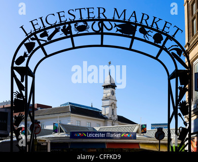 Eingang zum Leicester Markt im Zentrum Stadt mit Clocktower Corn Exchange hinter Leicester, Leicestershire, England, UK Stockfoto