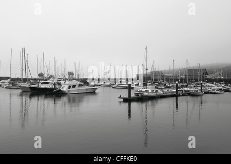 Nebligen schwarz-weiß Bild der Hafen von Whitehaven, Cumbria, England UK Stockfoto