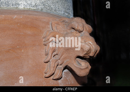 der Löwe auf Buxton Memorial in Victoria Tower Gardens London hautnah Stockfoto