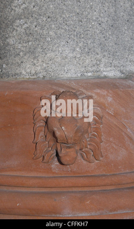 der Löwe auf Buxton Memorial in Victoria Tower Gardens London hautnah Stockfoto