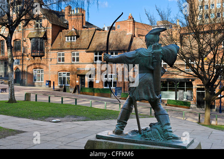 Statue von Robin Hood auf Burgenstraße außerhalb Nottingham Castle, Nottingham, Nottinghamshire, England, Vereinigtes Königreich Stockfoto