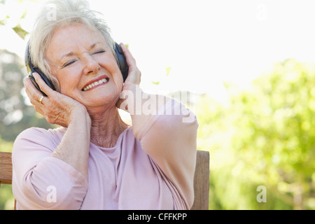 Frau Musik über Kopfhörer hören Stockfoto