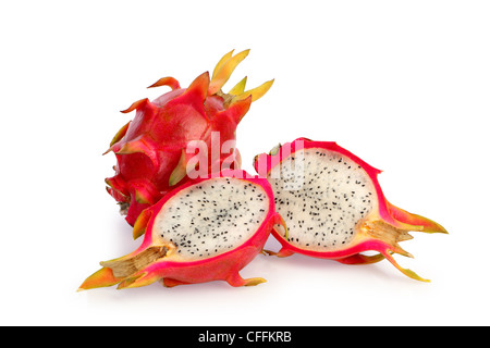 Ganze und geschnittene Drachenfrucht schneiden Sie auf weißem Hintergrund Stockfoto