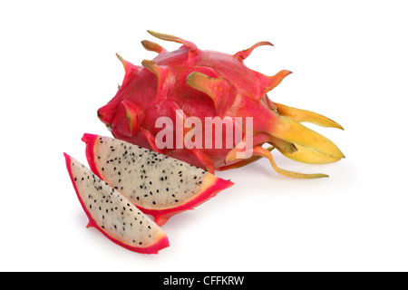 Ganze und geschnittene Drachenfrucht schneiden Sie auf weißem Hintergrund Stockfoto