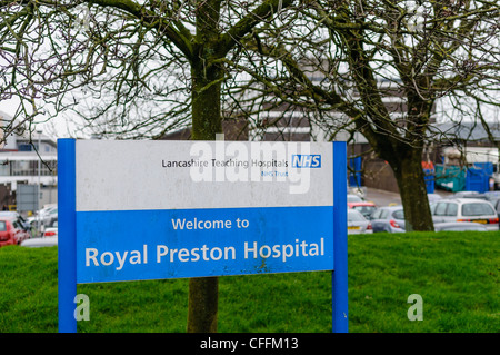 Schild am Eingang zum Royal Preston Hospital Stockfoto