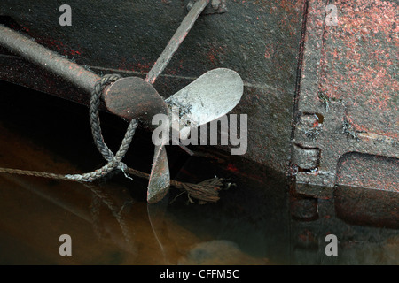 Alte Schiffe Propeller auf einem Stahl geschältes Boot Stockfoto