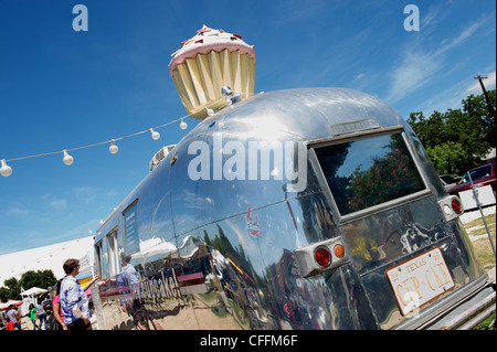 Cup Cake Airstream Wohnwagen auf South Congress (aka SoCo), Austin, Texas, Vereinigte Staaten Stockfoto