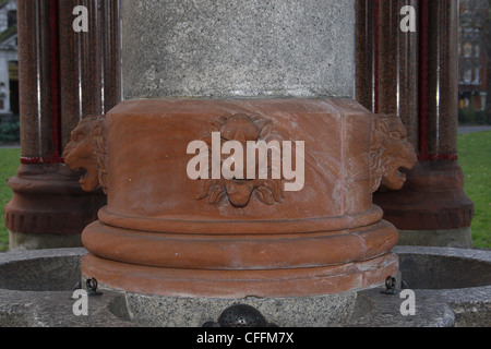 der Löwe auf Buxton Memorial in Victoria Tower Gardens London hautnah Stockfoto