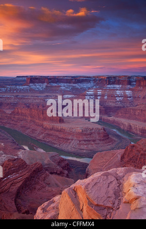 Sonnenaufgang über dem Colorado-Plateau an Dead Horse State Park, Moab, Utah, USA Stockfoto