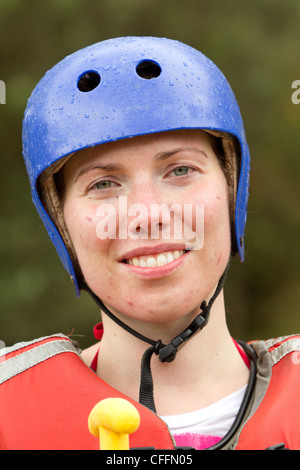 ERWACHSENE FRAU TRAGEN TYPISCHE WASSER SPORT-OUTFIT Stockfoto