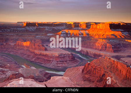 Sonnenaufgang über dem Colorado-Plateau an Dead Horse State Park, Moab, Utah, USA Stockfoto