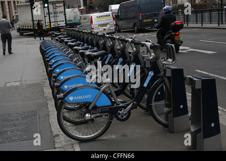 Barclays-Fahrräder in einer Reihe. Holborn Viaduct, London, England, UK Stockfoto