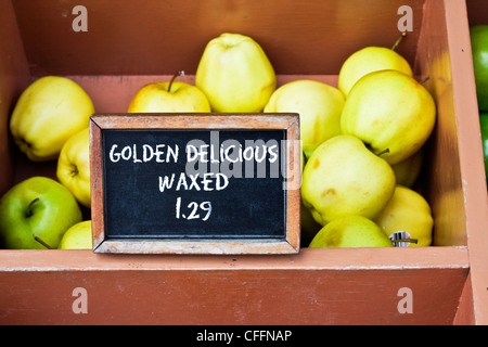 Kiste von Reifen grünen Äpfeln zum Verkauf an einem Marktstand Stockfoto
