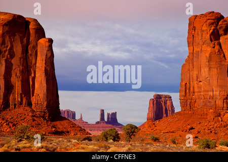 Blick durchs Fenster Nord, Monument Valley, Arizona USA Stockfoto