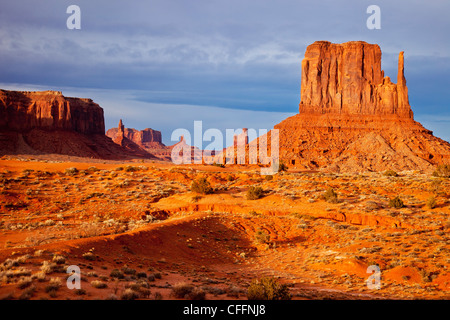 Sonnenuntergang über Westen Fäustling, Monument Valley, Arizona USA Stockfoto