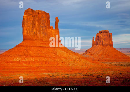 Ost und West Fäustlinge bei Sonnenuntergang, Monument Valley, Arizona USA Stockfoto