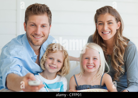 Die ganze Familie schaut geradeaus Änderungen der Vater der TV-Sender Stockfoto