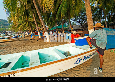 Fischer ein seinem Angelboot/Fischerboot am Strand in Zihuatanejo, Mexiko Stockfoto